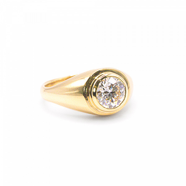 Image of 1.75ct Lab Grown Round Brilliant Cut Diamond Signet Ring in Yellow Gold